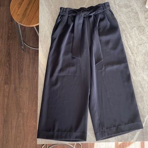Lululemon Noir Crops